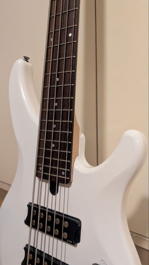 美品 YAMAHA/TRBX305 5弦 エレキベース 白 アクティブ