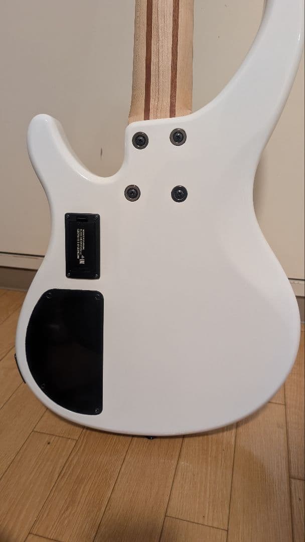 美品 YAMAHA/TRBX305 5弦 エレキベース 白 アクティブ