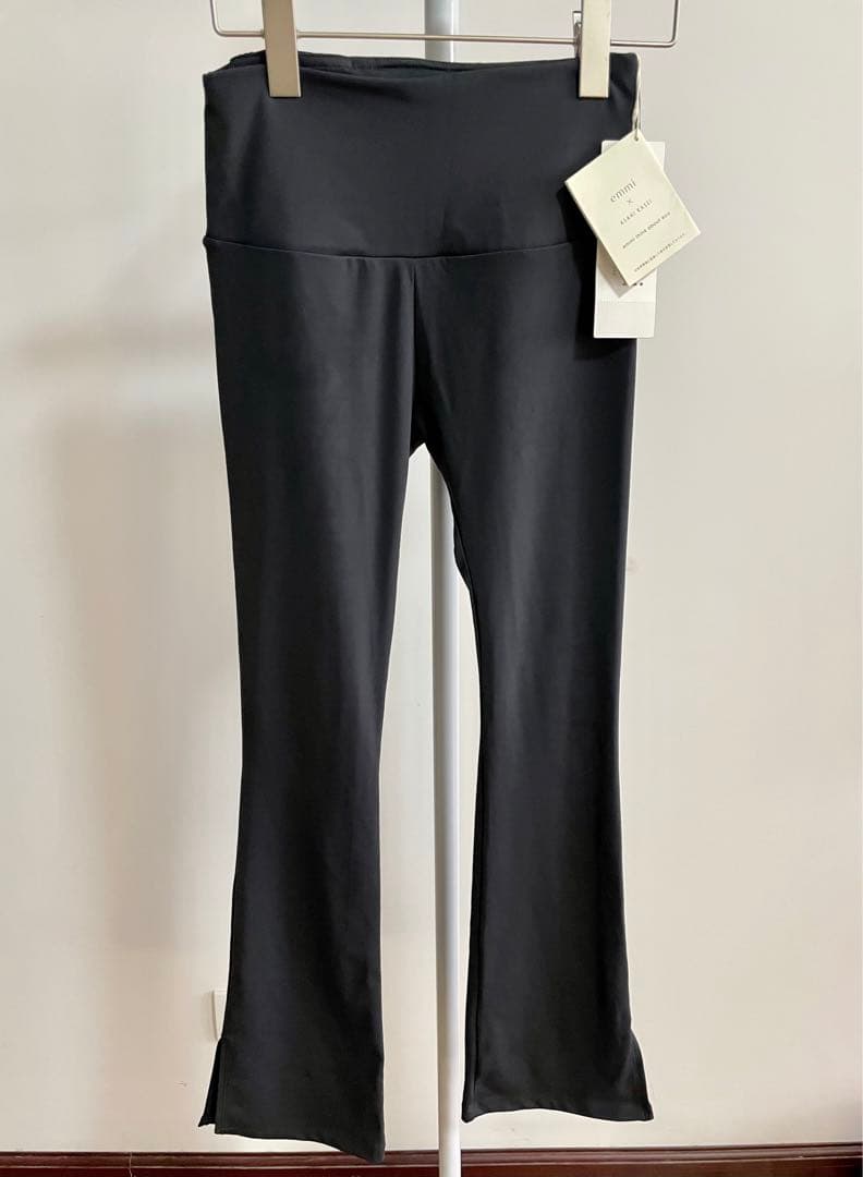 【エミヨガ新品紙タグ付き2点セット❗️】サスティナレッチプルオーバー&美脚レギンス