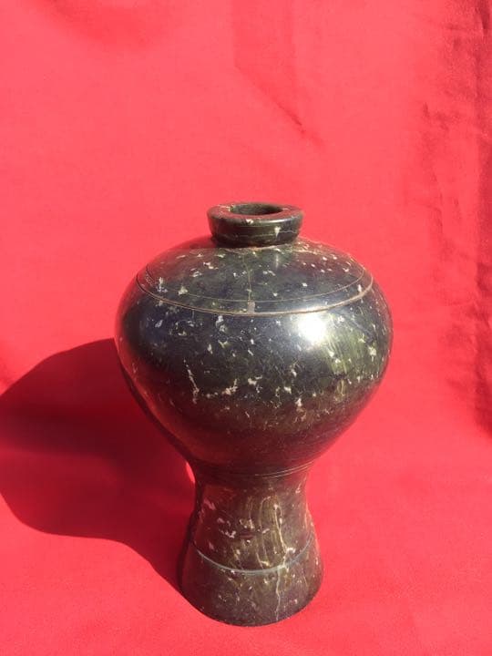 花瓶 和田绿玉梅瓶。花入