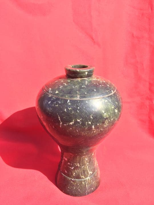 花瓶 和田绿玉梅瓶。花入