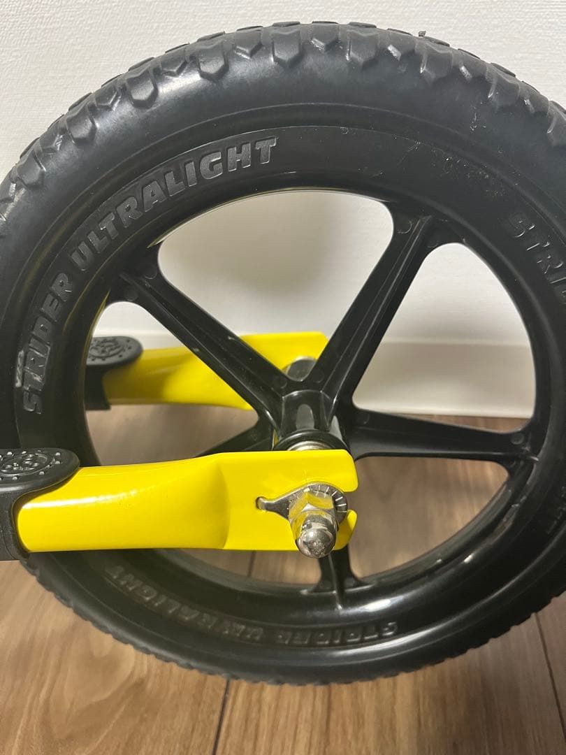 ストライダー　12インチ　ストライダー　黄色