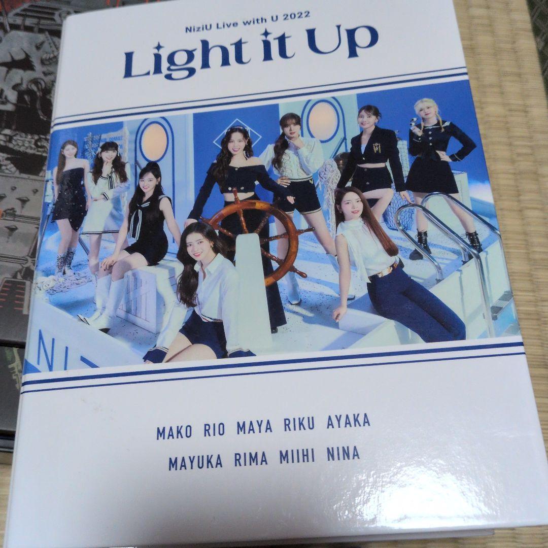 NiziU トレカファイル（カード入り）