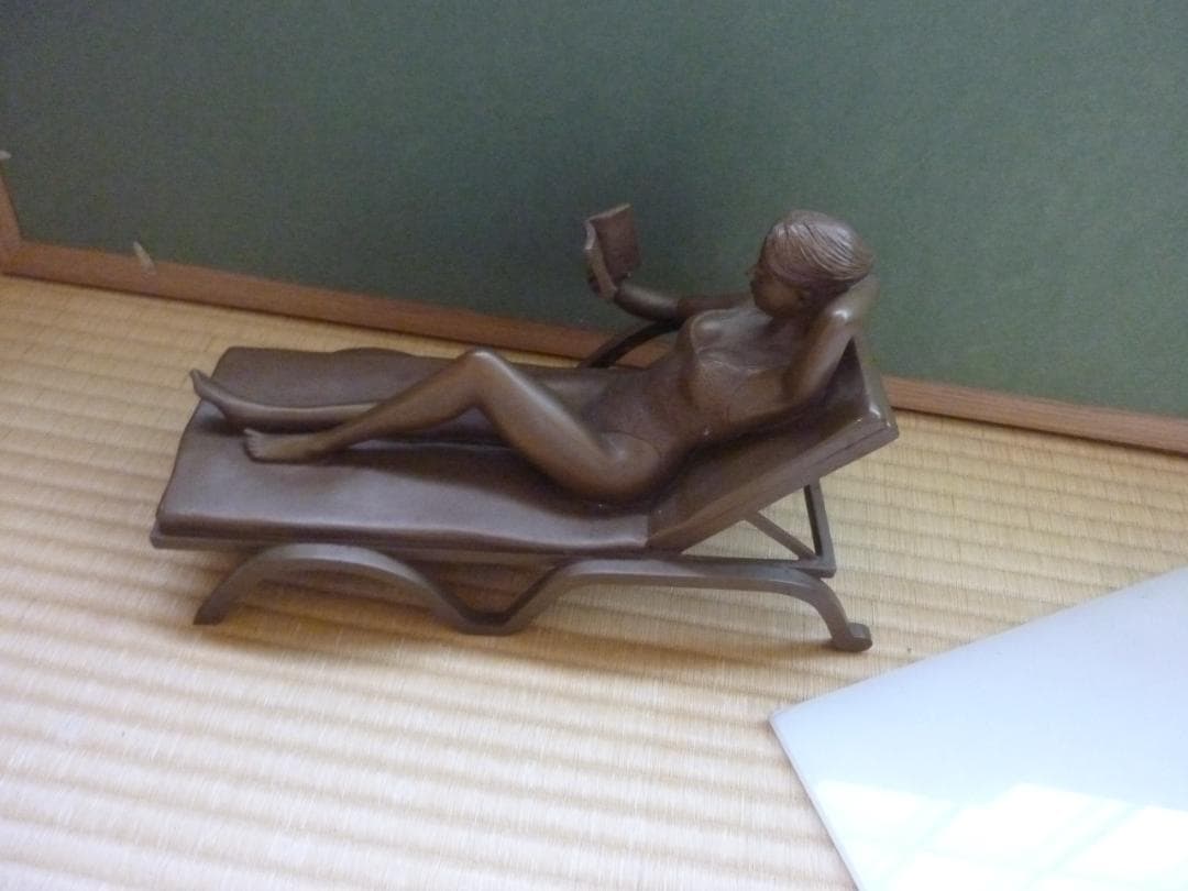 レトロ！ 銅炎 リクライニングチェアーで、寛ぐ女性像