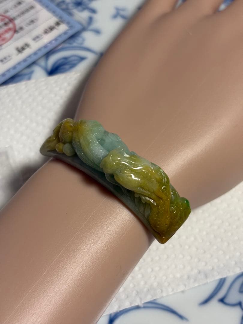 天然翡翠保証　鑑定書付き 約8cm 手彫り一点物