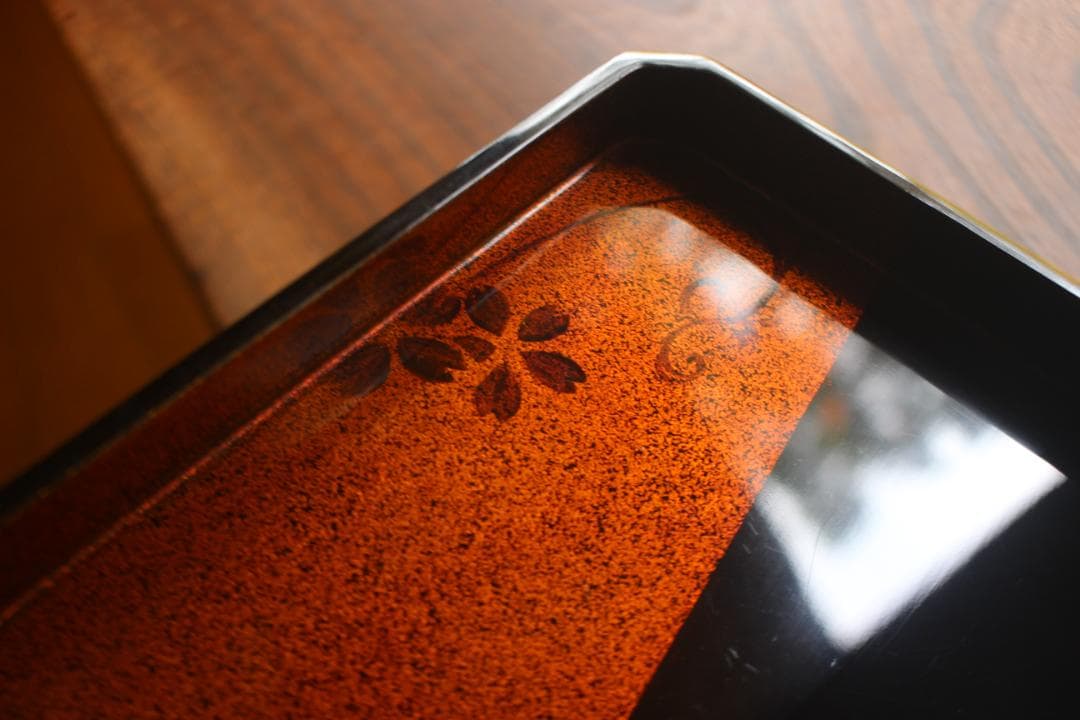 優美な梨地塗に風情ある流水桜文の映える隅切り四方折敷（検輪島塗蒔絵膳お膳お盆