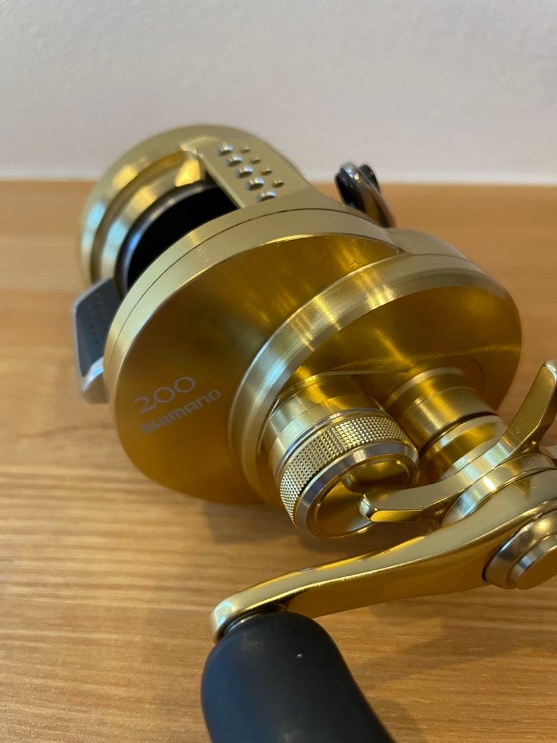 シマノ 14 カルカッタコンクエスト 200 ノーマルギア 右ハンドル 美品