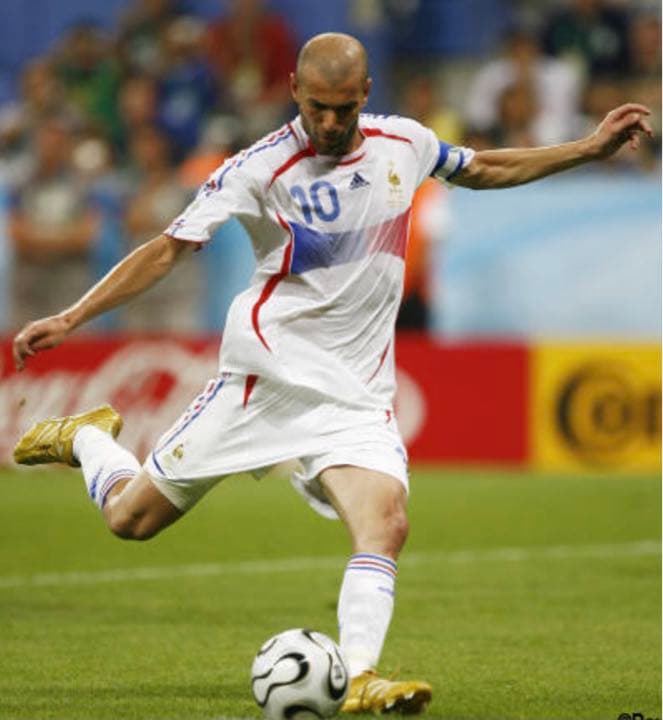 【数量限定エディション】プレデター アブソリュート FG ゴールド　ジダン