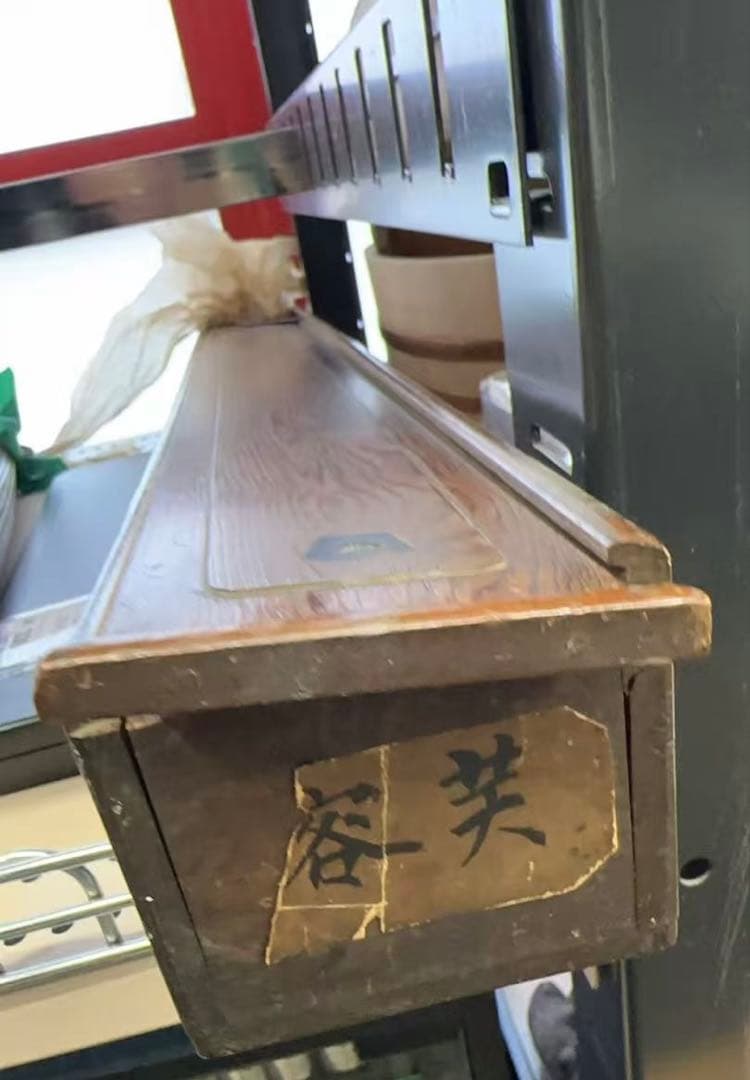 伝統的な日本の掛軸「桜を触る着物美人図」絹本 肉筆 共箱付き 掛け軸