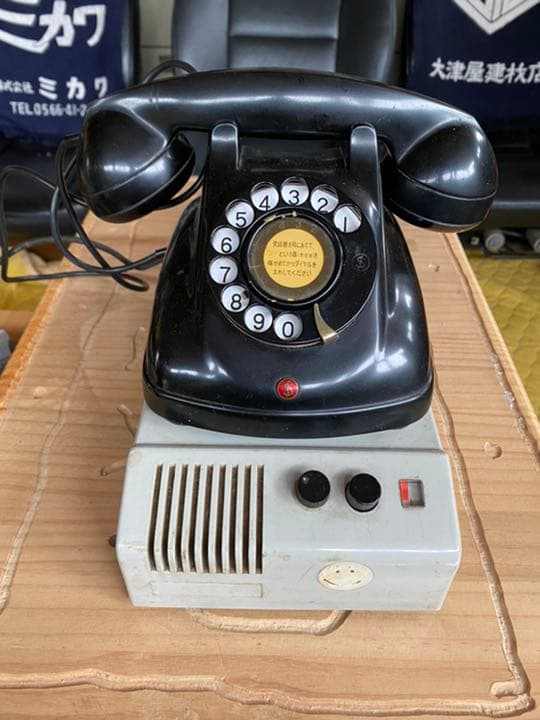 昭和のダイアル式黒電話