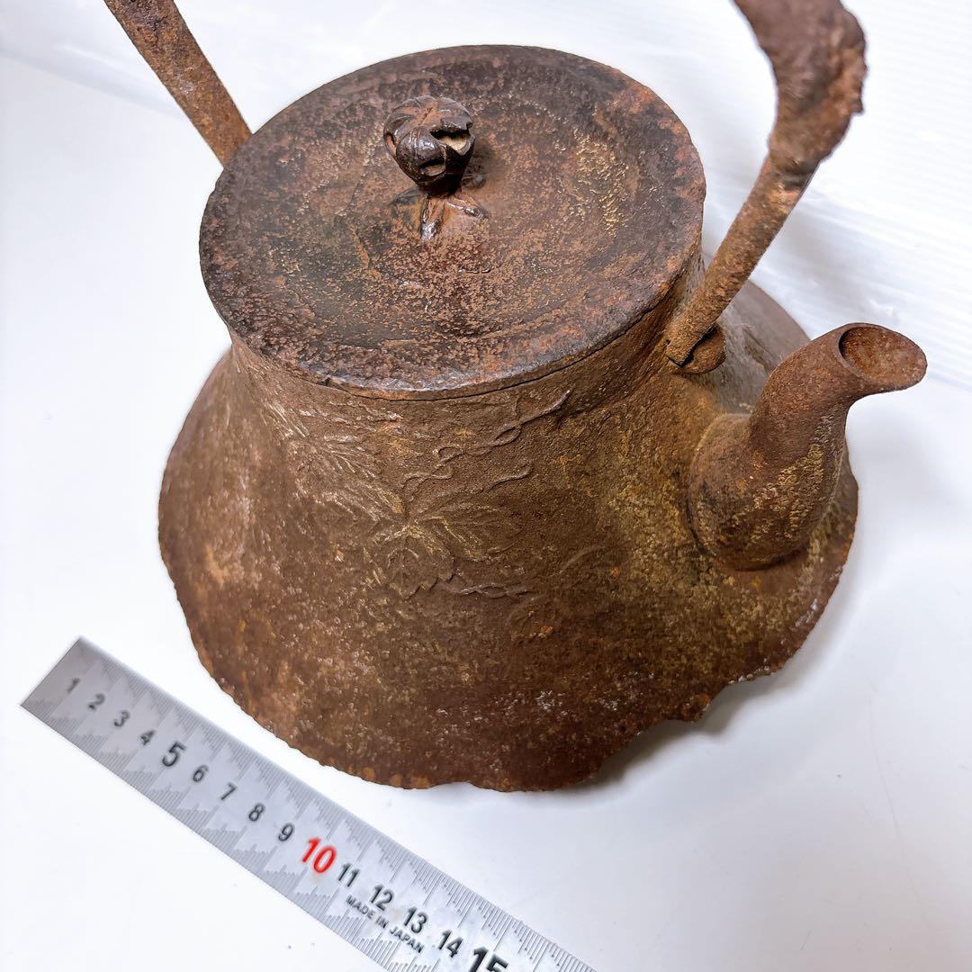 骨董品 南部有坂造　富士形鉄瓶 花草絵図 南部鉄瓶 南部鉄器 在銘 名匠