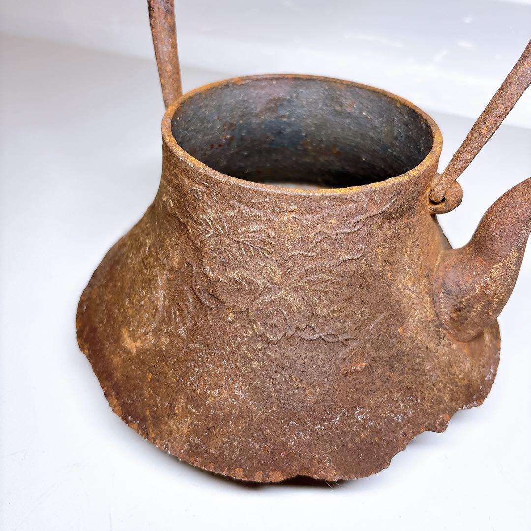 骨董品 南部有坂造　富士形鉄瓶 花草絵図 南部鉄瓶 南部鉄器 在銘 名匠