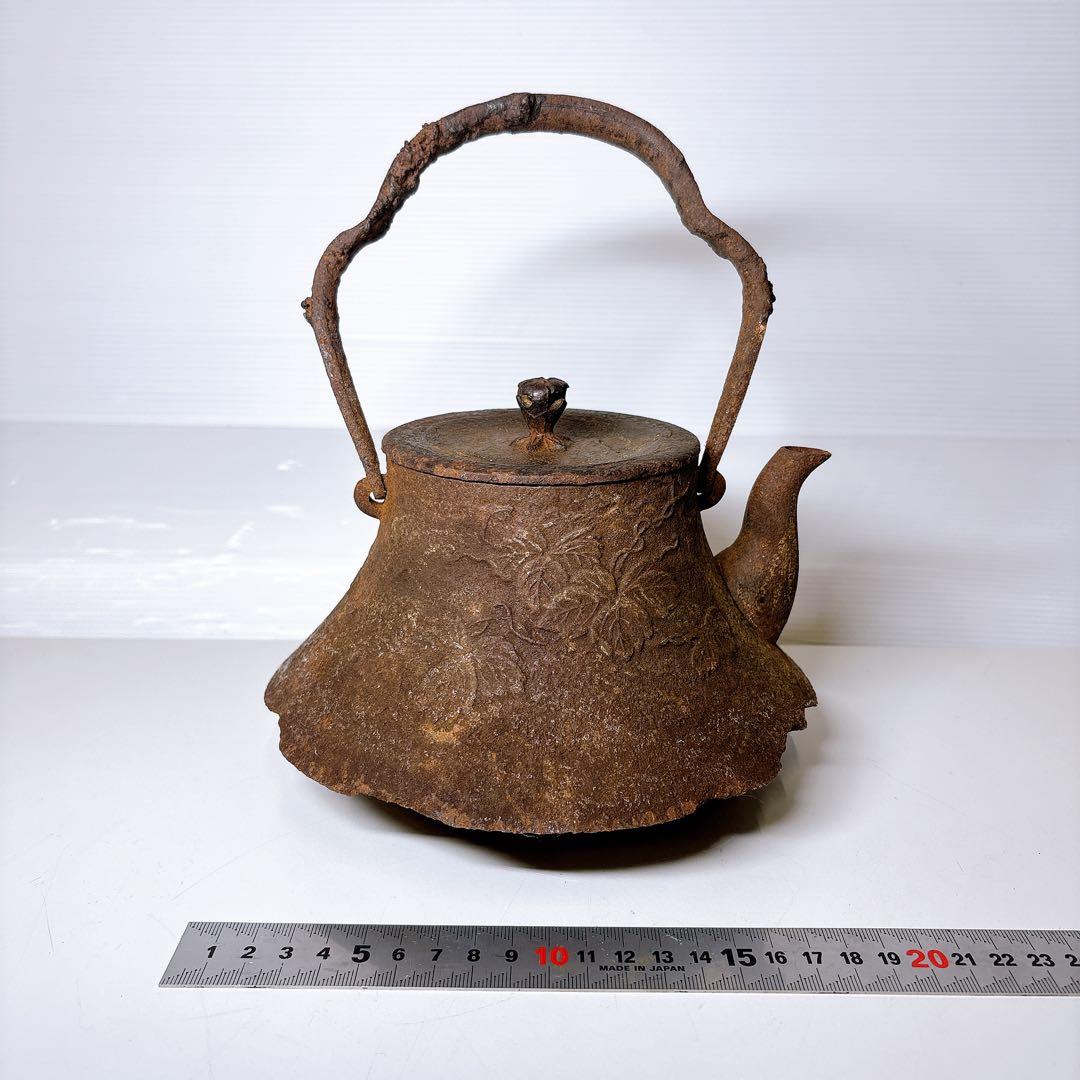 骨董品 南部有坂造　富士形鉄瓶 花草絵図 南部鉄瓶 南部鉄器 在銘 名匠