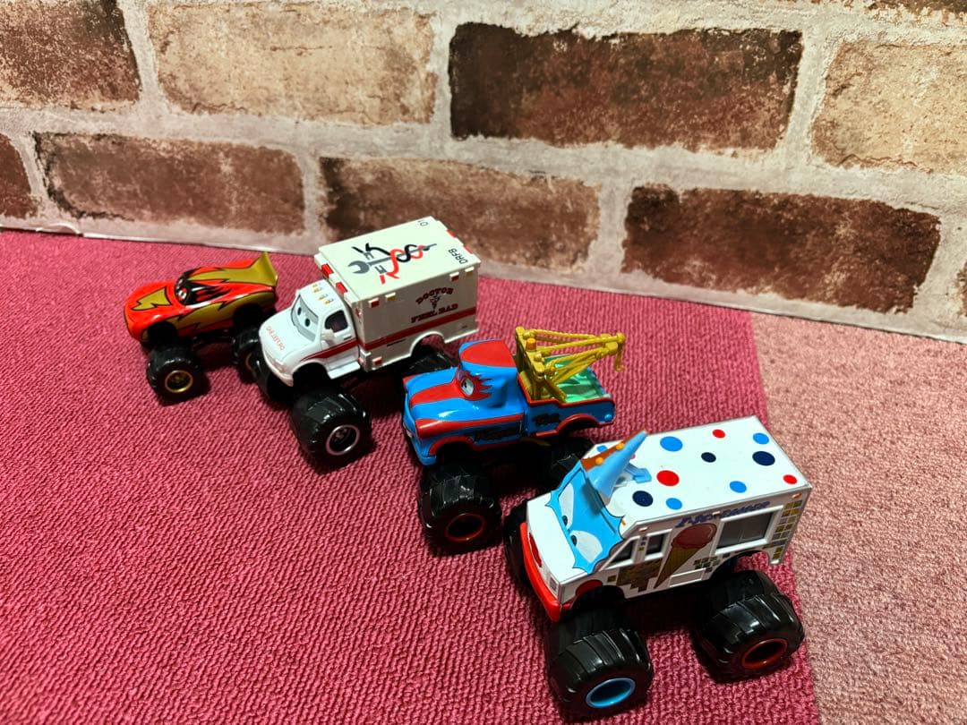 【新品】　カーズ　モンスタートラック　4点セット　カーズミニカー