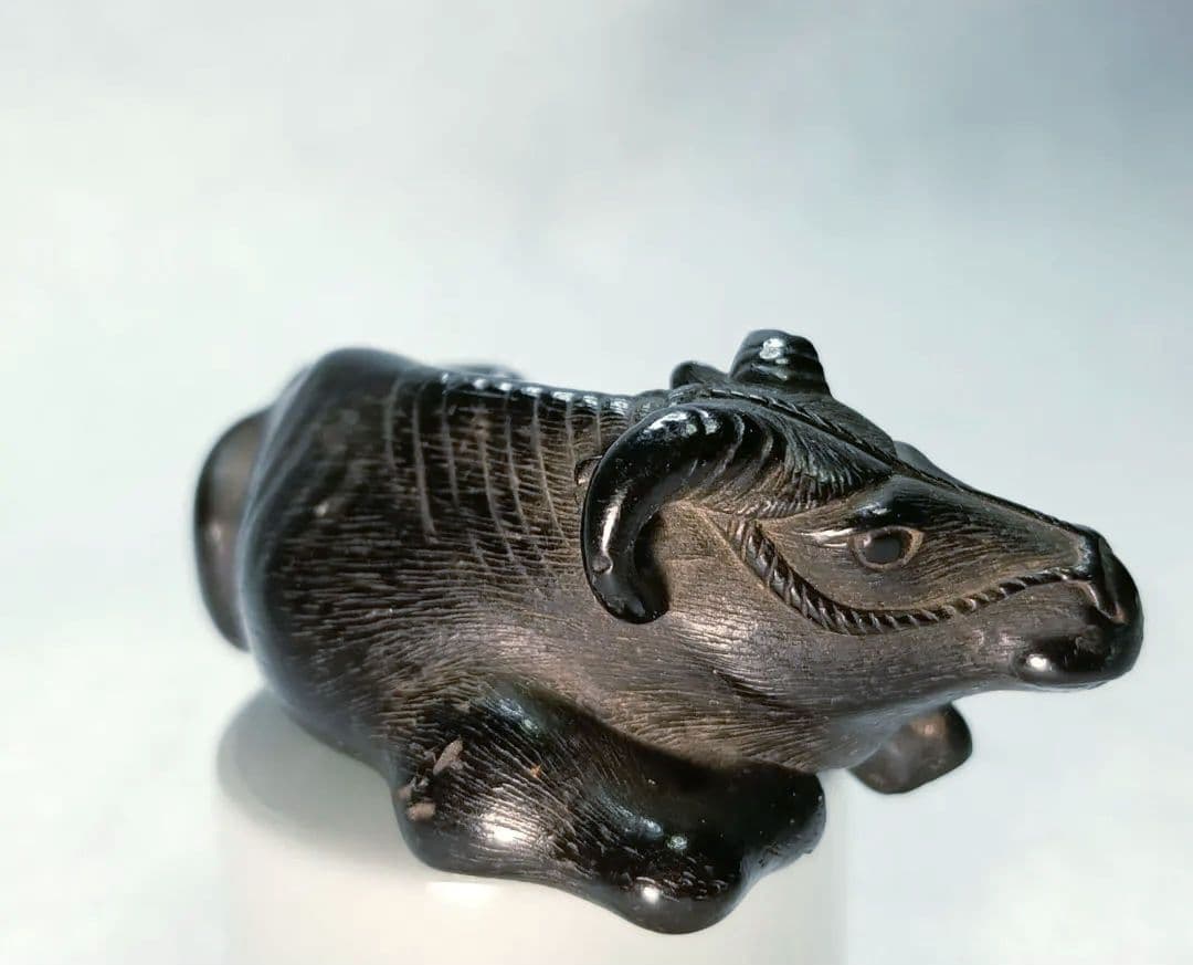 一虎 在銘 根付「伏せ牛」黒檀または埋もれ木 彫 江戸時代