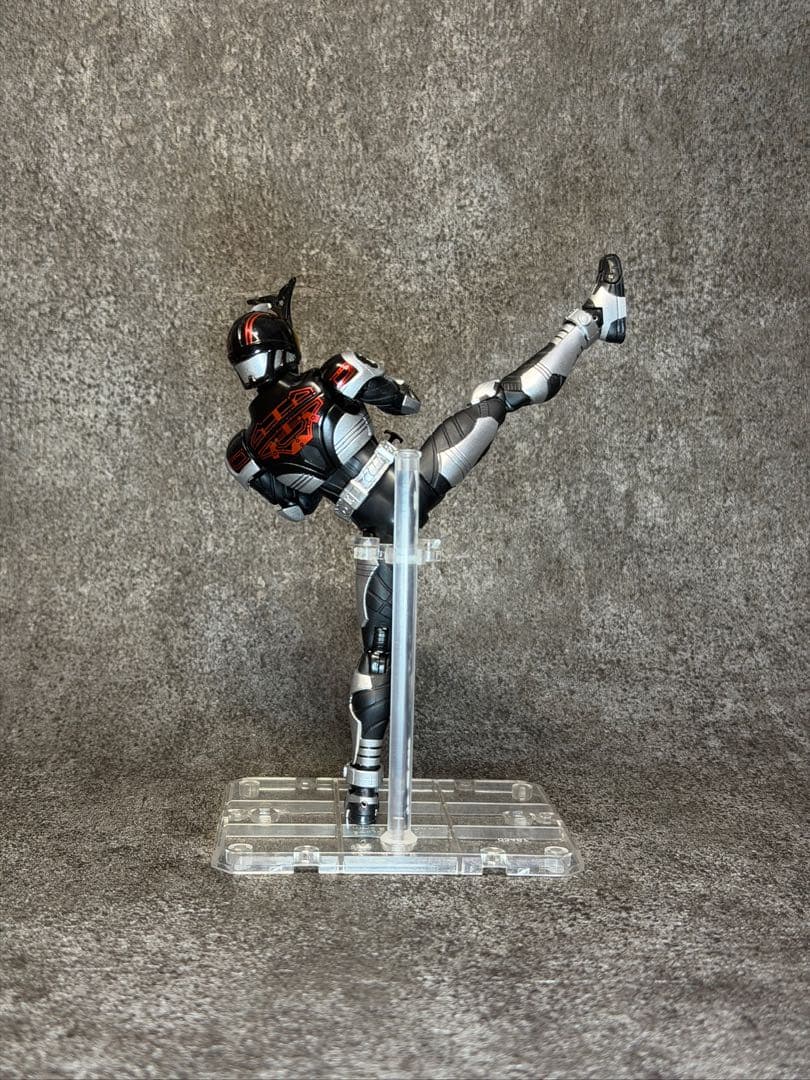 【抽選販売】S.H.Figuarts(真骨彫製法) 仮面ライダーダークカブト