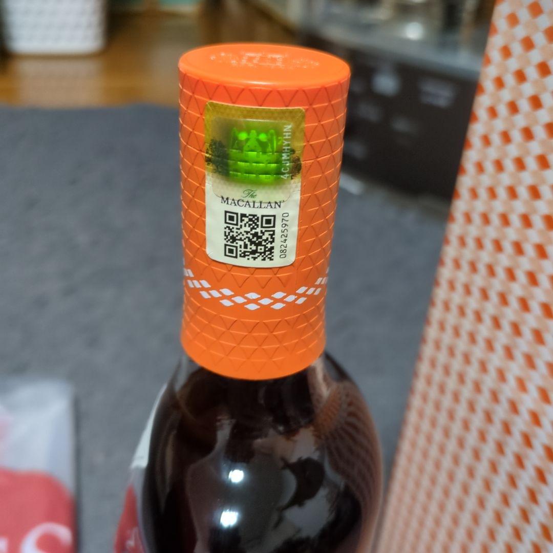 【日本未販売／海外免税店限定商品】マッカラン１８年 カラーコレクション700ml