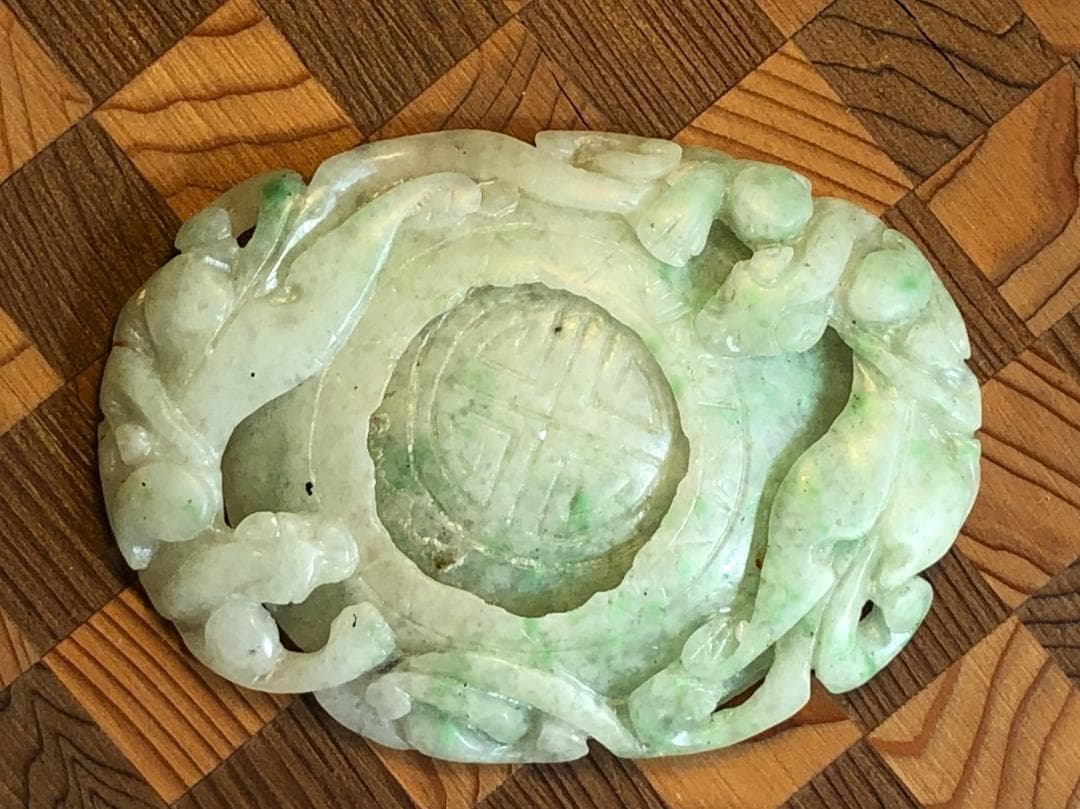 【 中国骨董翡翠 】　刳抜き平玉　双虎透かし彫り　帯留/佩玉/古玉/和田玉