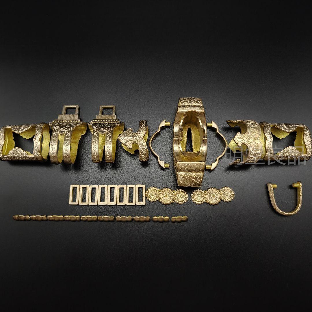 年末セール衛府の太刀金具　菊紋の図　切羽目釘鐺太刀拵鞘金具　金工品　銅製レア金具