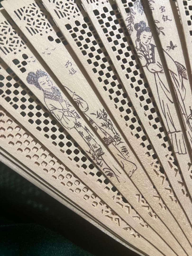 高檔檀香木製扇子 、透かし彫り 扇子 刻有12個中國古代女子