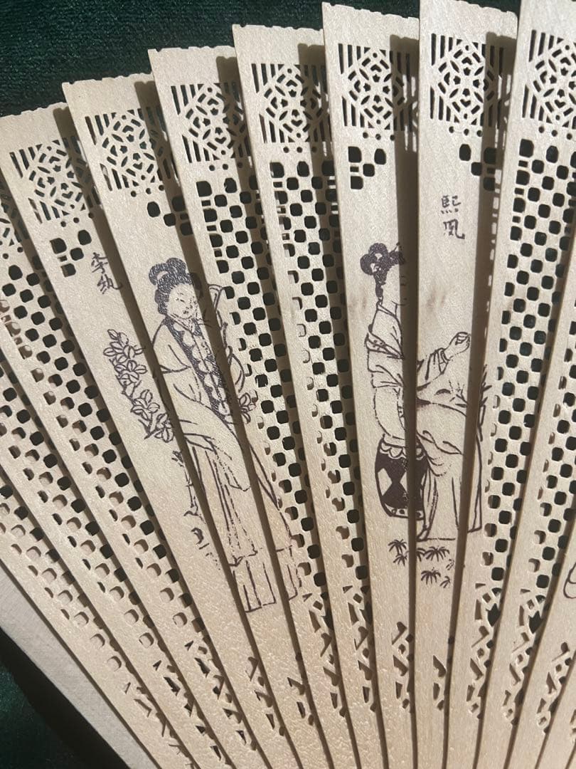 高檔檀香木製扇子 、透かし彫り 扇子 刻有12個中國古代女子