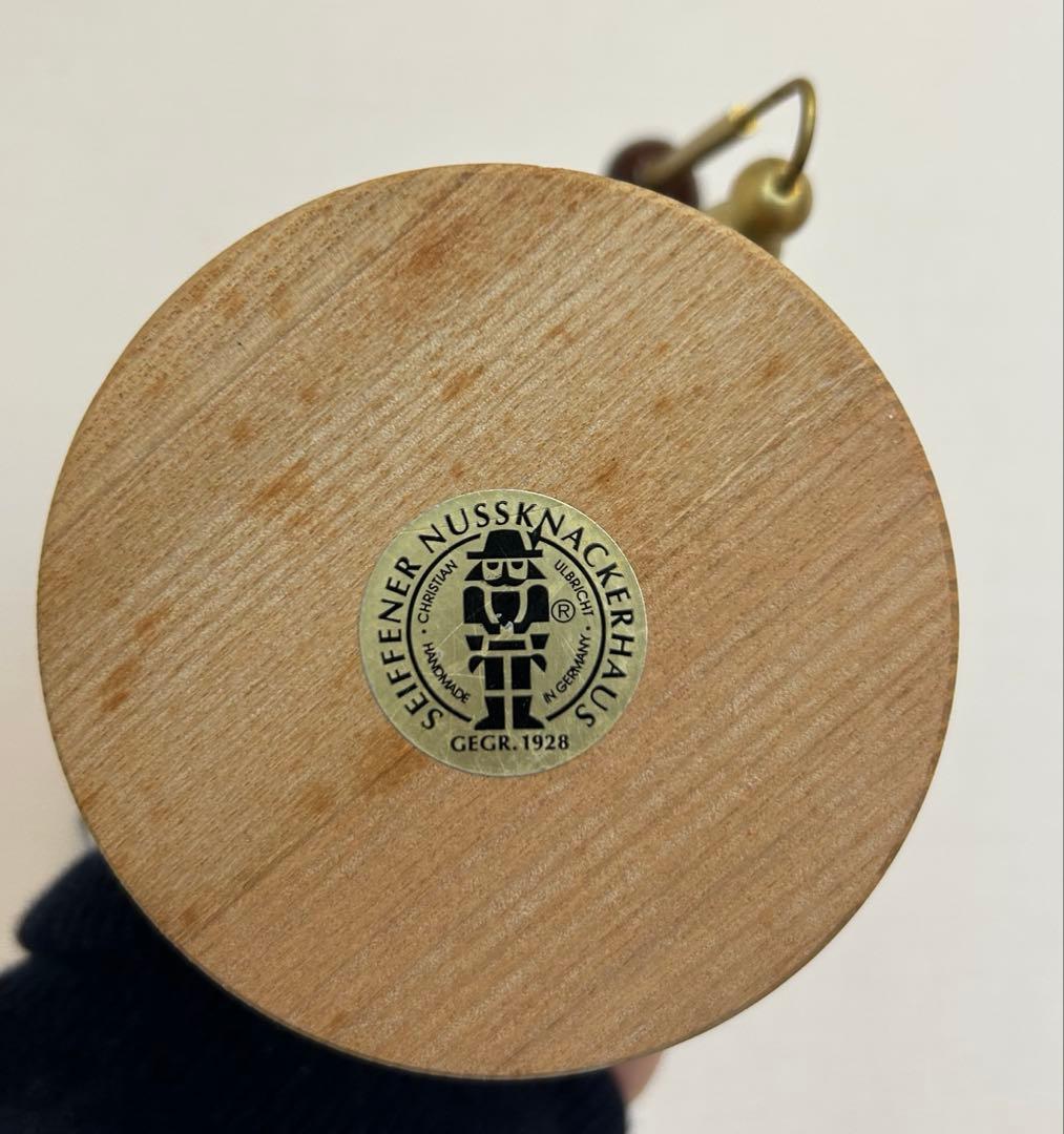 ドイツ　ザイフェンの老舗工房 ザイフェナー・ヌスクナッカー・ハウス製　煙出し人形