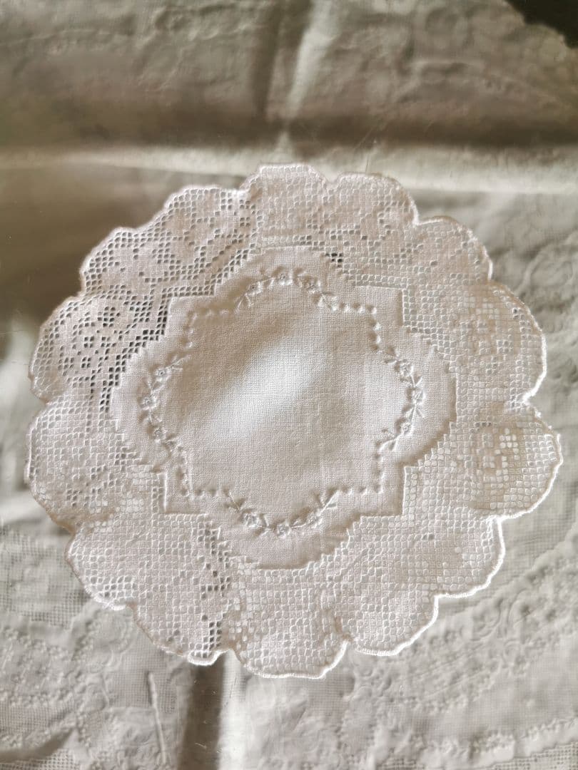 アンティーク フィレレース＆アペンツェル 白糸小花刺繍 フラワー型リネンドイリー