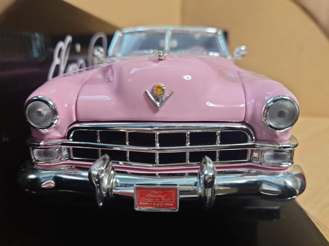 1/18 ピンクキャデラック シリーズ62 クーペオープンカー1949 ミニカー