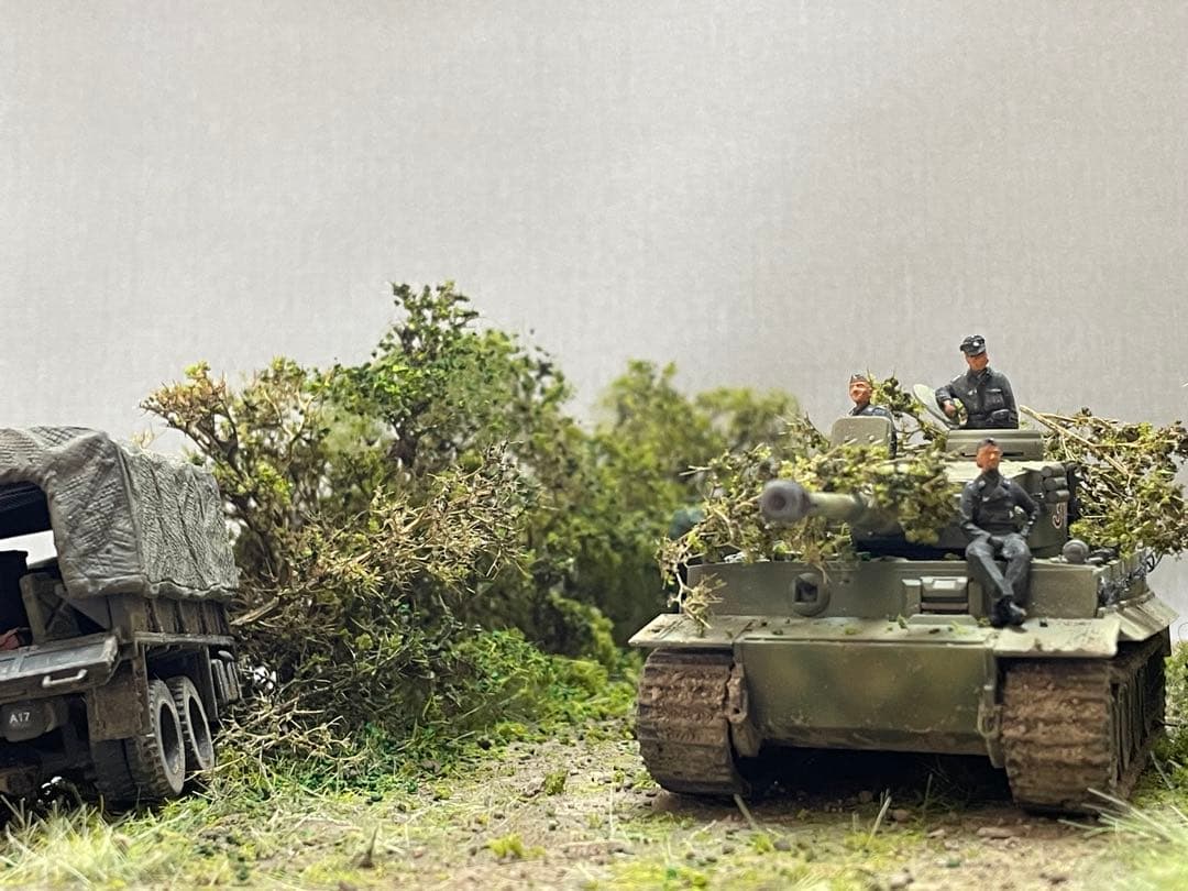 戦車ジオラマ　1/72 ドイツタイガー戦車とUS装甲車+カーゴトラック