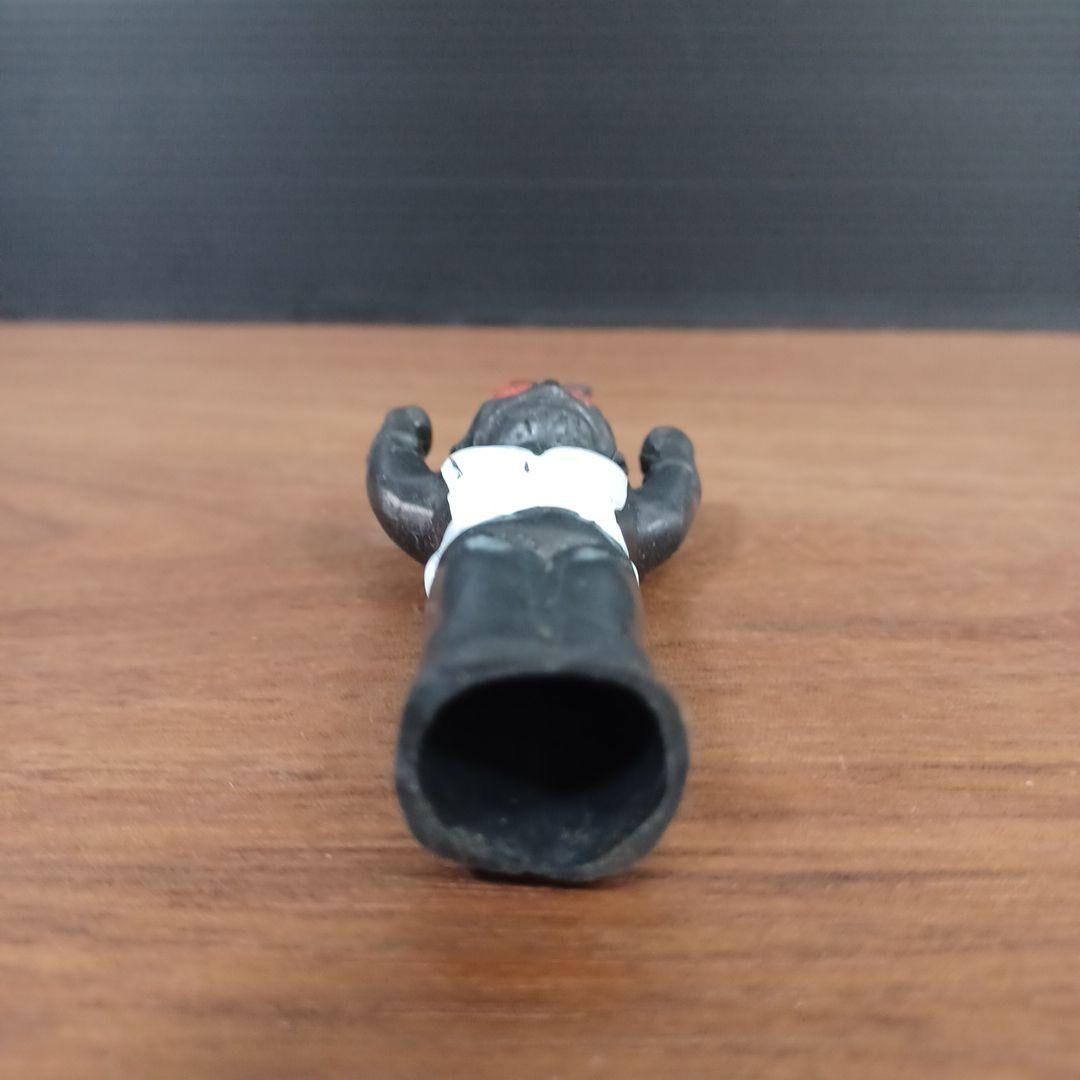 無版権　パチモノ「仮面ライダー」風ペンダント・トップ「黒」ミニソフビフィギュア