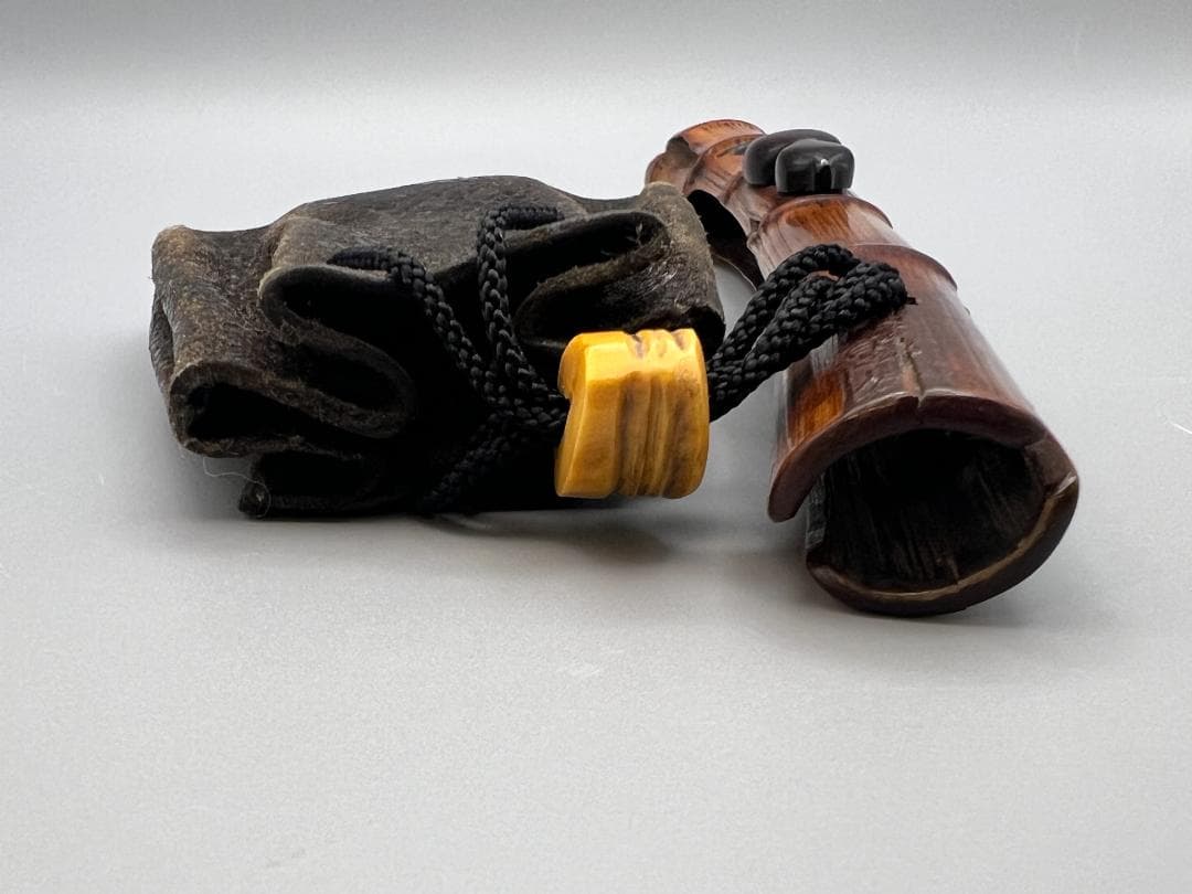 明治時代　竹製キセル入れ　在銘　紫檀製瓢箪高肉　蝸牛萌絵　骨製根〆　純銀製キセル