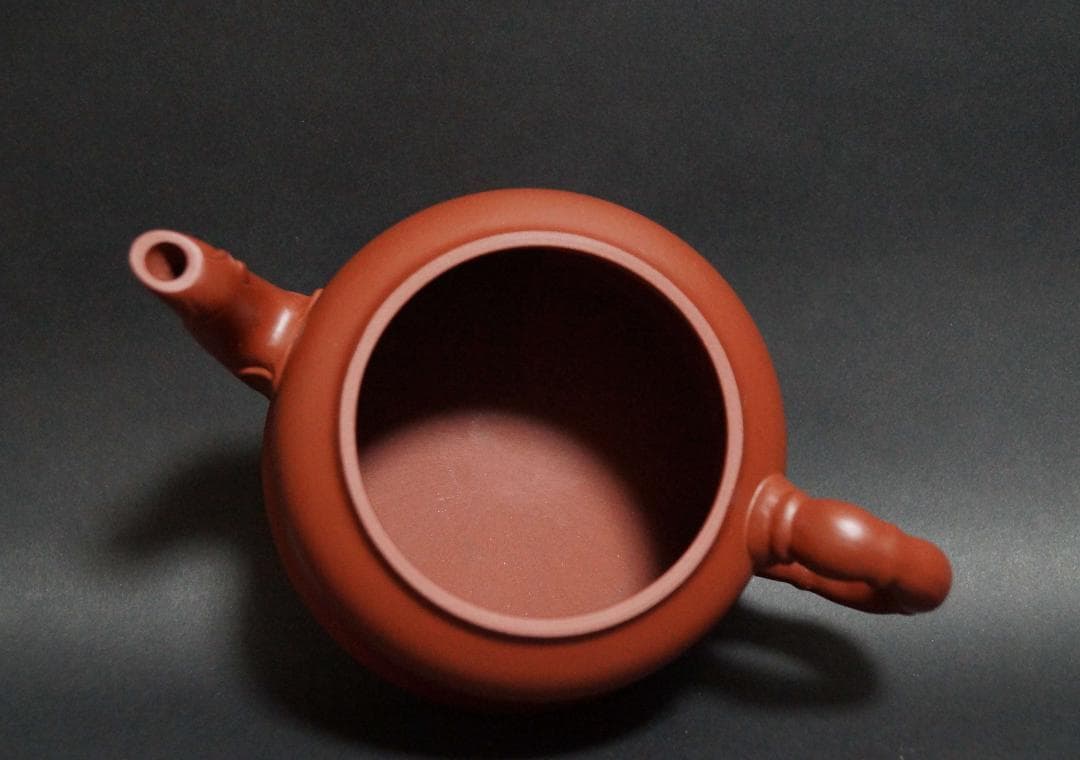 中国紫砂芸術家 王国望造 紫砂壺 細工彫り『蓮文』黄龍山鉱紫砂泥使用 手造り急須