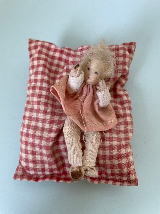 ドール用人形用クローゼットと人形付きベッド