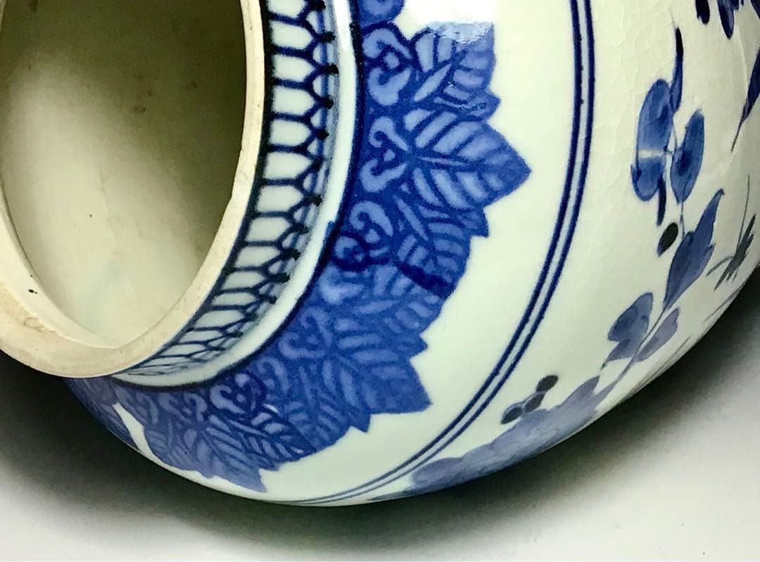 大幅値下げ‼️「古伊万里」印判葉に牡丹蝶文壷