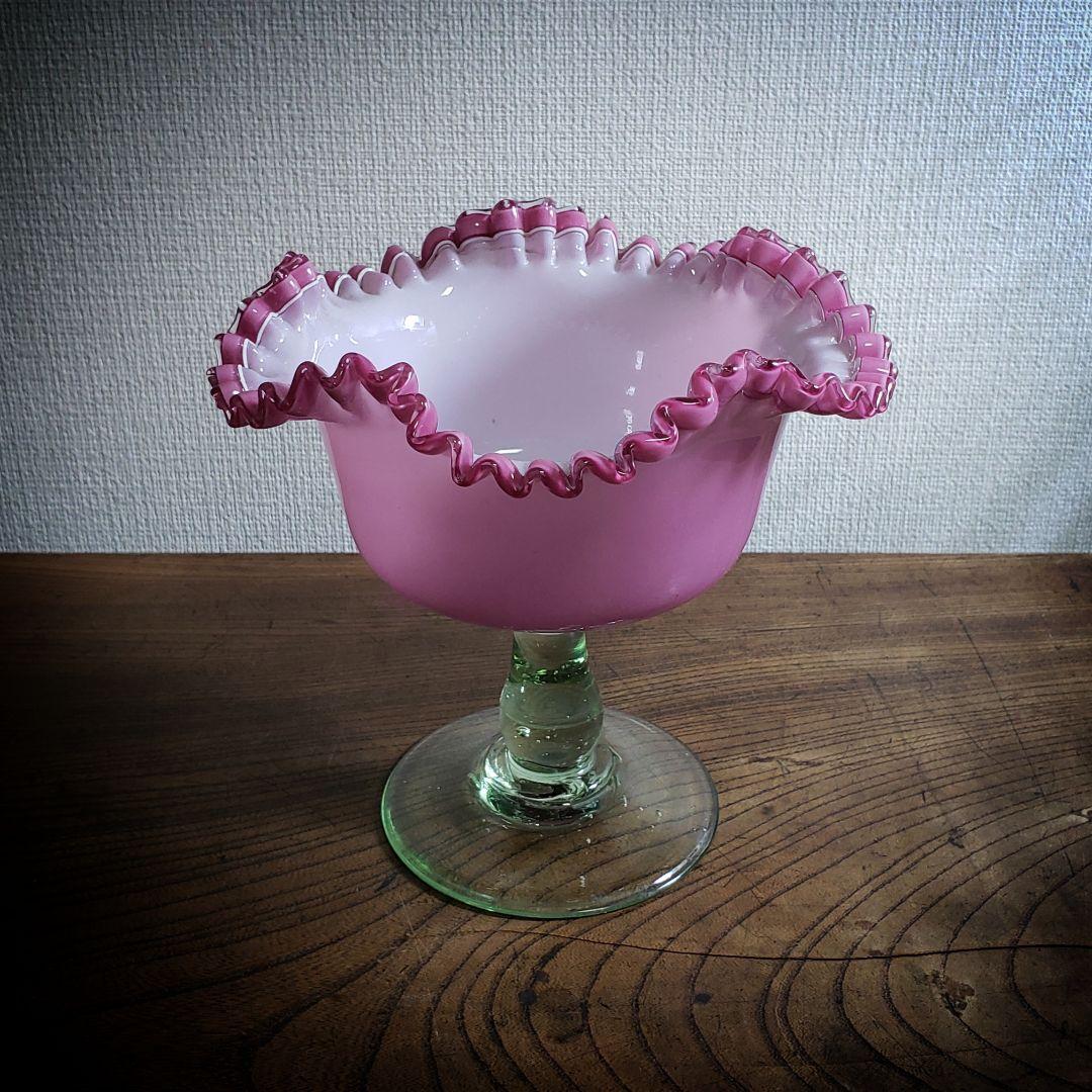 乳白地桃色被し　色ガラス　輪花　コンポート　ウランガラス　氷コップ