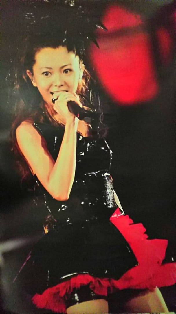 倉木麻衣ロック調ボンテージ風ファッション黒×赤ハロウィンライブ衣装ポスター非売品