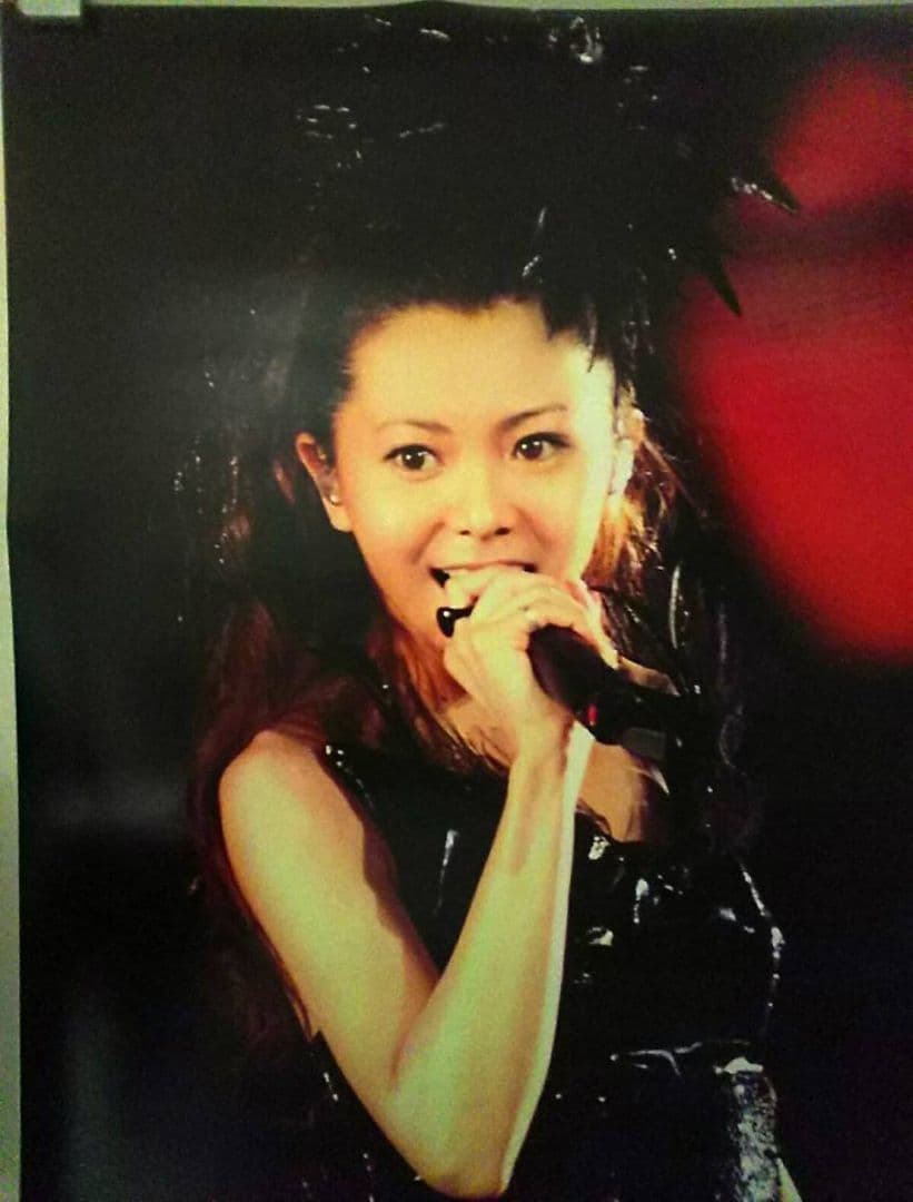 倉木麻衣ロック調ボンテージ風ファッション黒×赤ハロウィンライブ衣装ポスター非売品