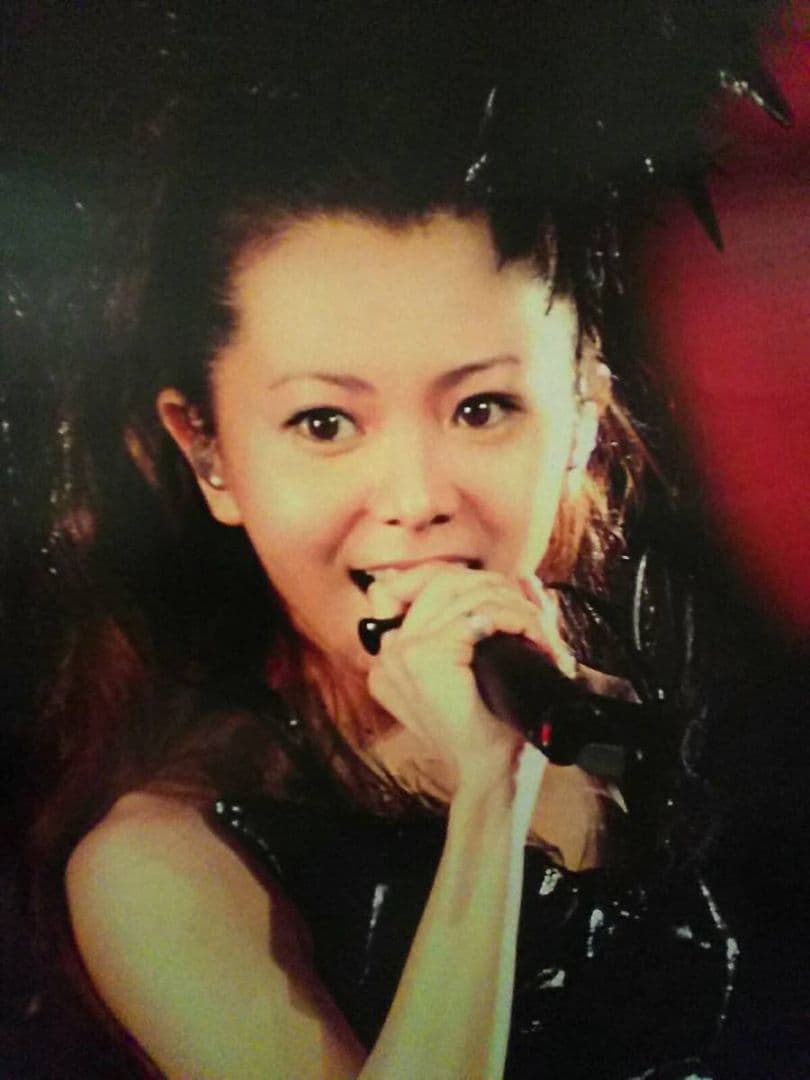 倉木麻衣ロック調ボンテージ風ファッション黒×赤ハロウィンライブ衣装ポスター非売品