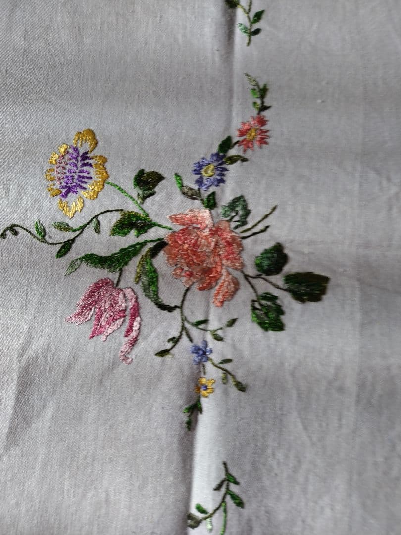 白色地花柄刺繍 テーブルクロスハンドメイドビンテージ