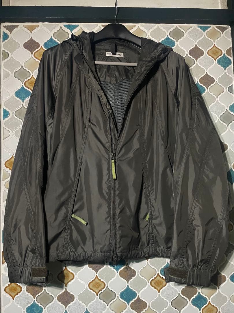 ISSEY MIYAKE MEN ダークグレーウィンドブレーカー