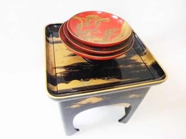 酒器 三ツ重揃 盃台 惣黒 金蒔絵 漆塗りの黒と金の膳と赤い皿