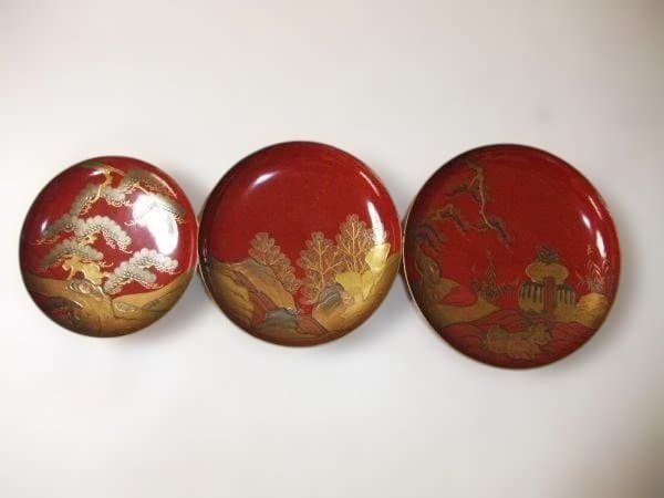 酒器 三ツ重揃 盃台 惣黒 金蒔絵 漆塗りの黒と金の膳と赤い皿