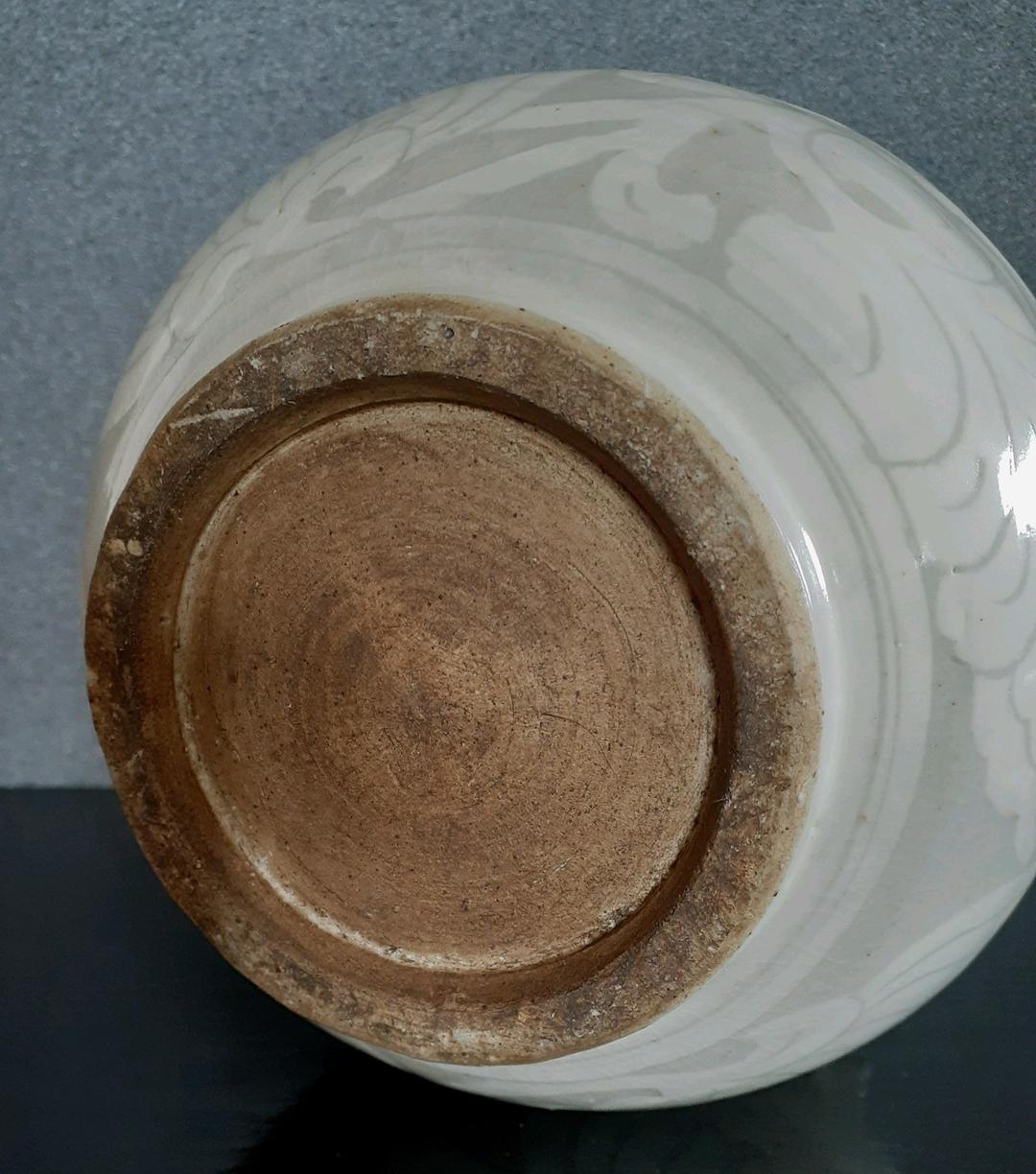 中国古美術　中国古陶磁器　古玩　磁州窯　白釉刻花　掻落し技法　唐草文様　水注