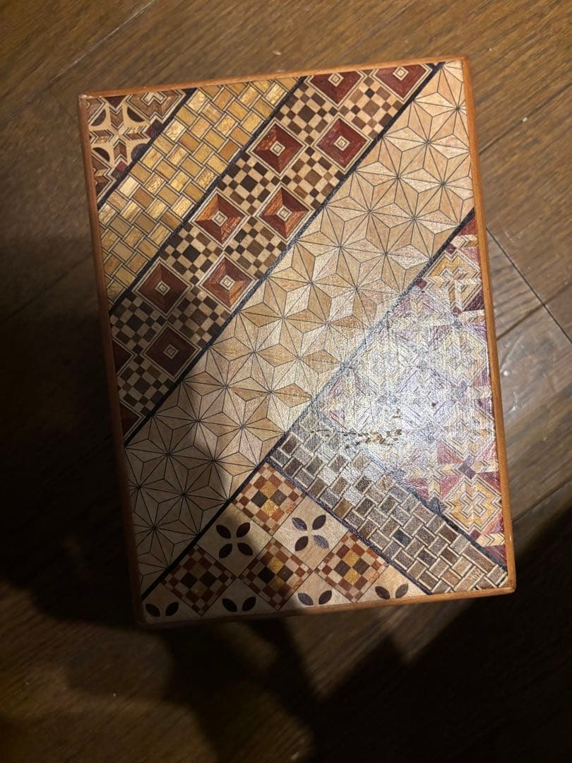 箱根寄木細工の幾何学模様の箱