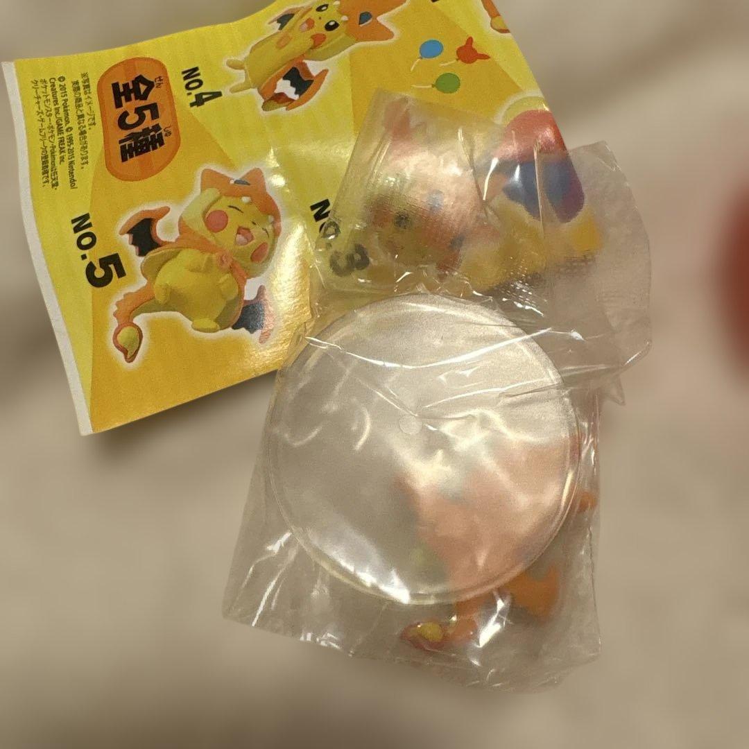 ポケモンセンター　コレクションフィギュア　リザードンポンチョピカチュウ　⑤