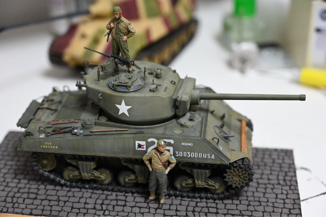 1/35 M4A3E2戦車＋フィギュア2体　セット