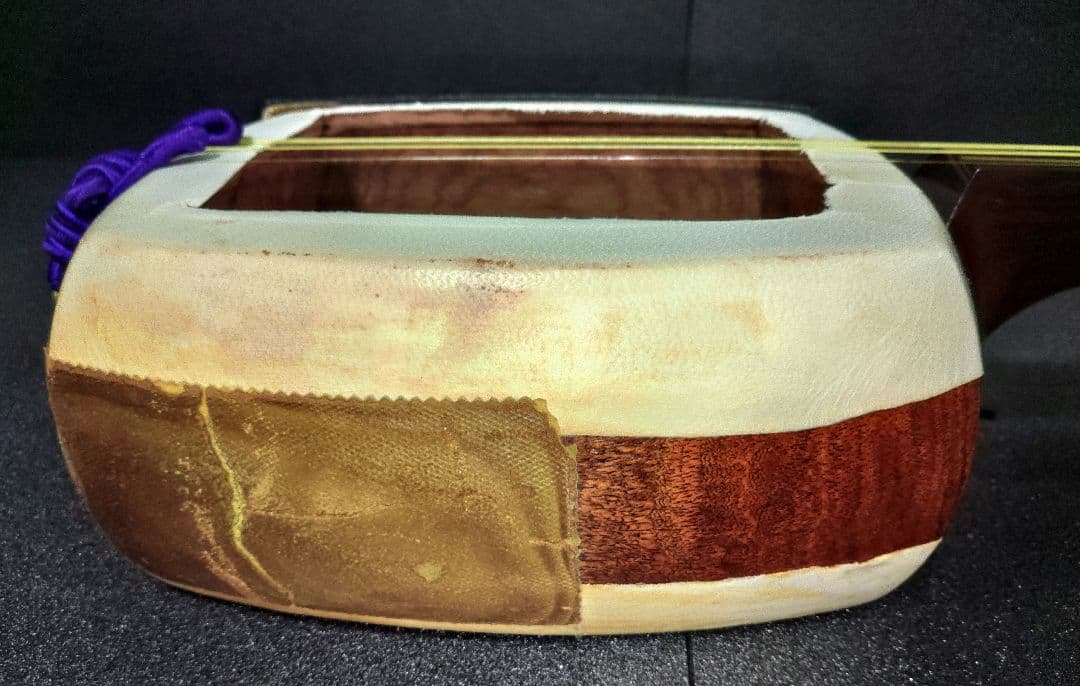 津軽三味線　太棹　東さわり　ハードケース　鍵付き【皮破れ】