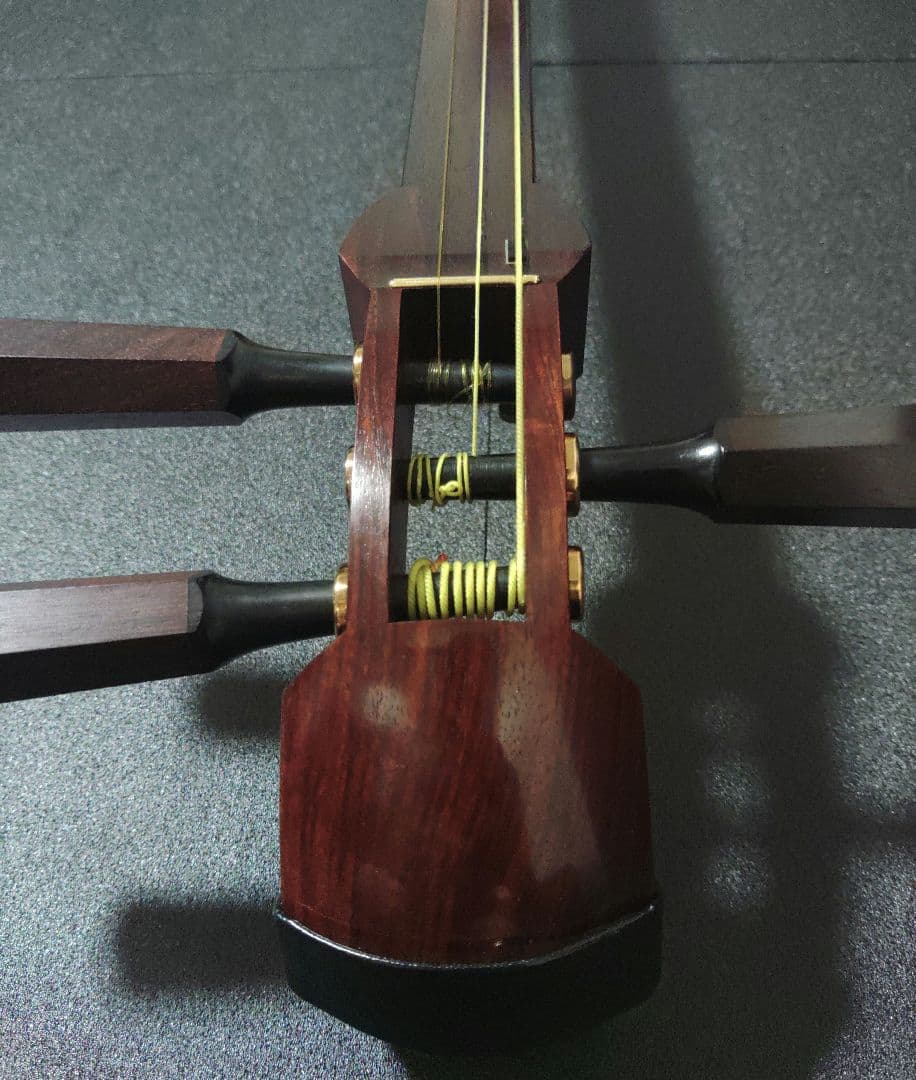 津軽三味線　太棹　東さわり　ハードケース　鍵付き【皮破れ】