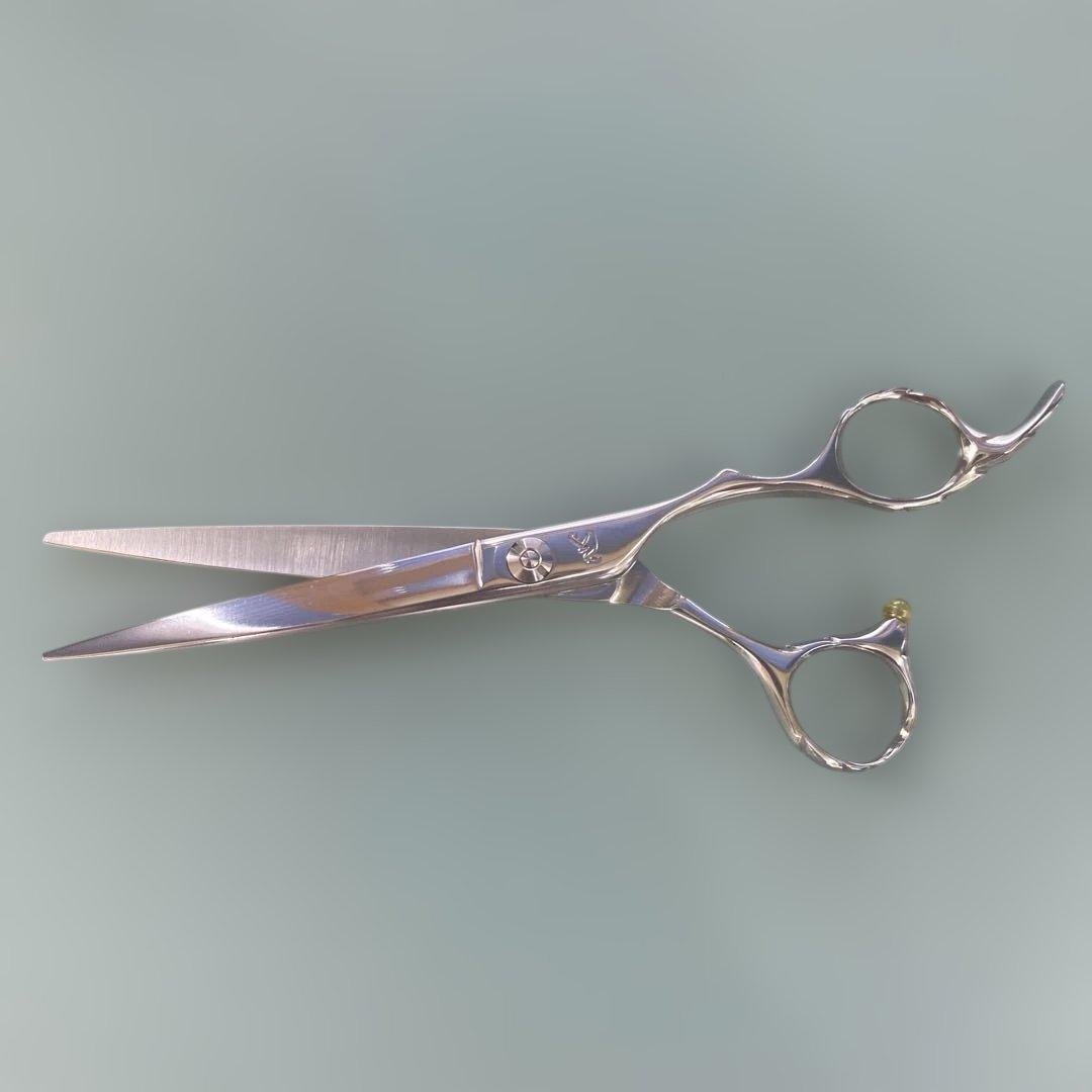 長さを感じさせない軽快さ一日中、疲れを忘れるオフセット設計 6,5インチシザー