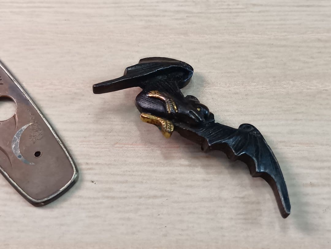 煙草入れ／蝙蝠前金具／すすき野と三日月